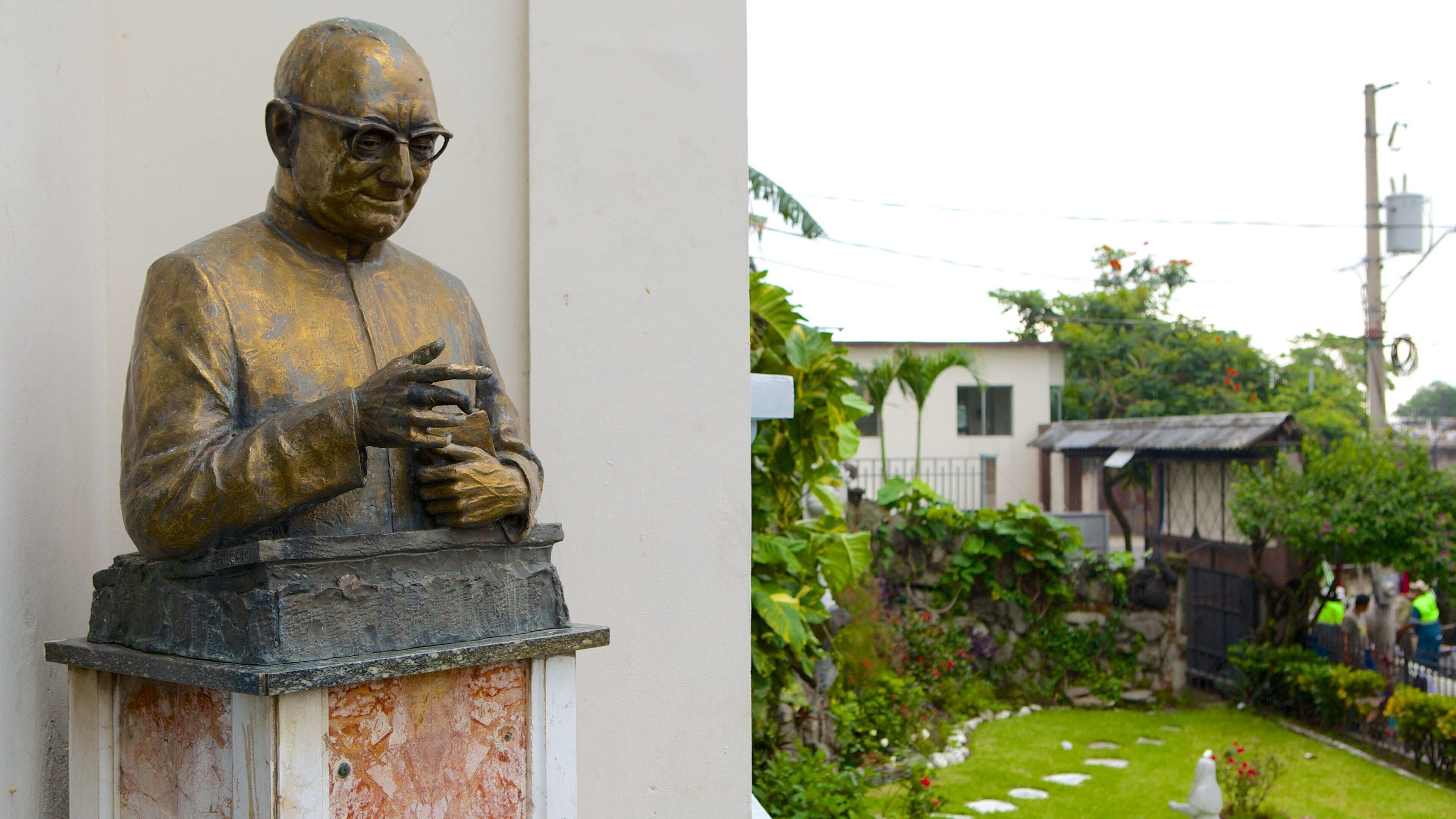 Iglesia Don Rua bevat een standbeeld of beeldhouwwerk en een monument