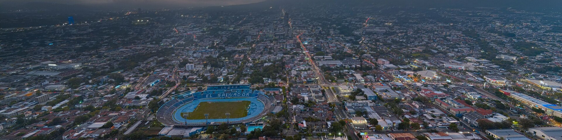 vista panoramica de san salvador en donde se observa el estadio magico gonzales.