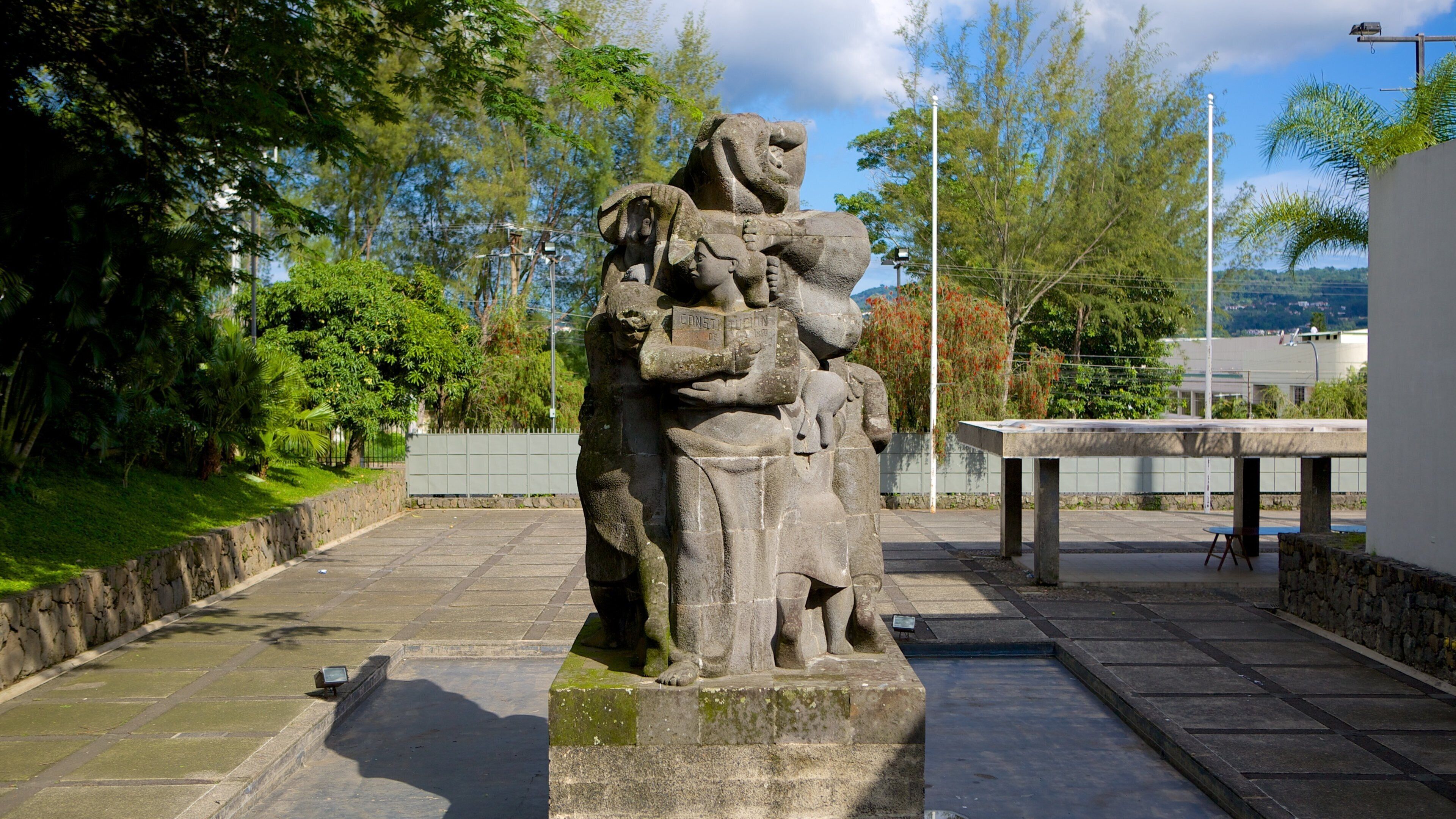 Museo de Arte de El Salvador das einen Statue oder Skulptur