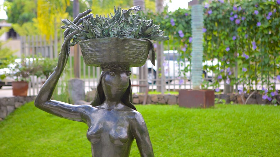 Museo de Arte de El Salvador featuring a statue or sculpture