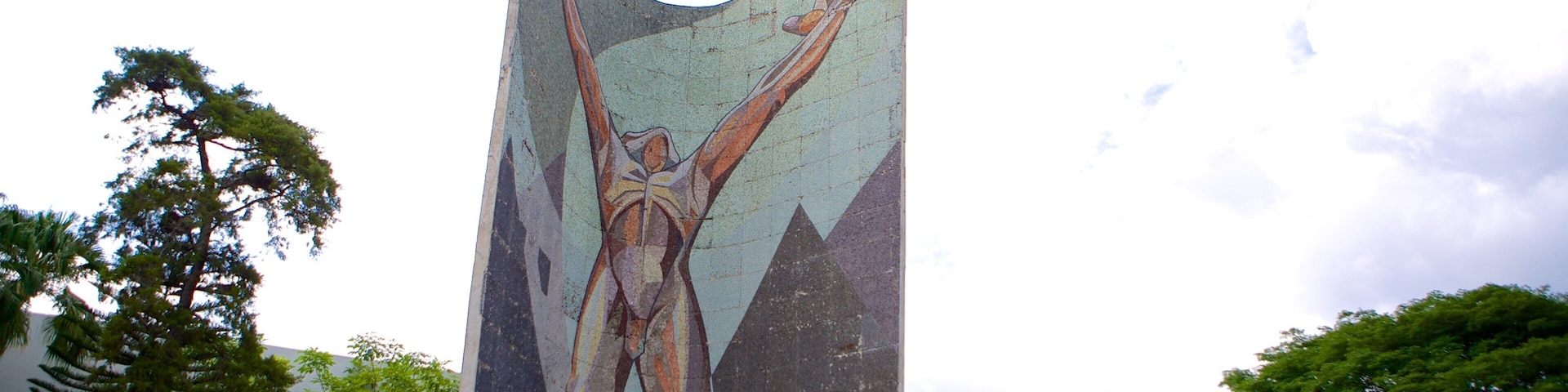 Museo de Arte de El Salvador which includes outdoor art