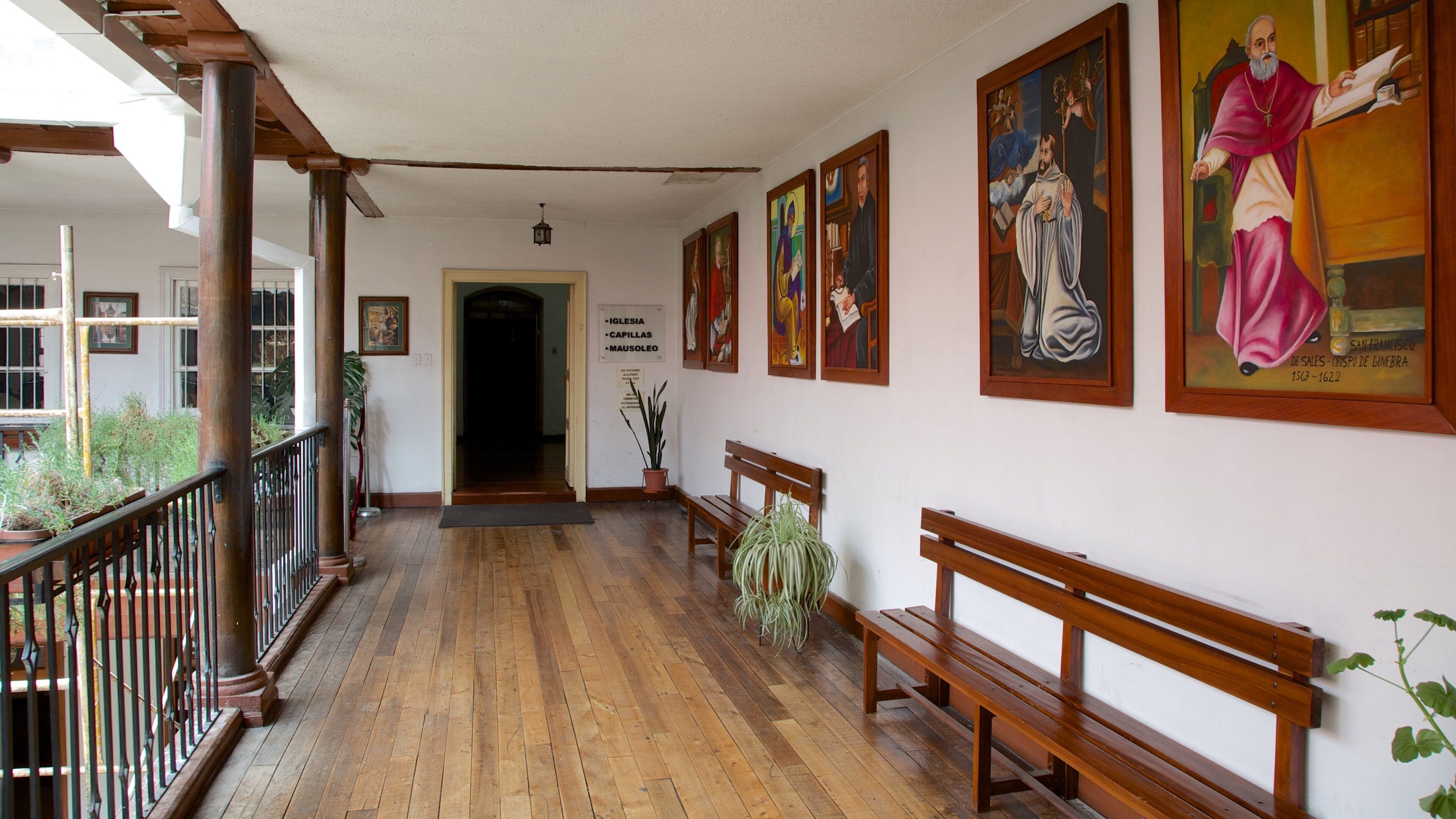 Catedral de Quito mostrando una iglesia o catedral, vistas de interior y aspectos religiosos