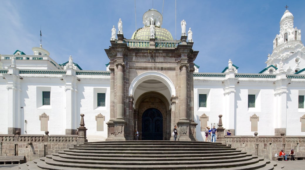 Catedral Metropolitana de Quito toont een kerk of kathedraal, straten en historische architectuur