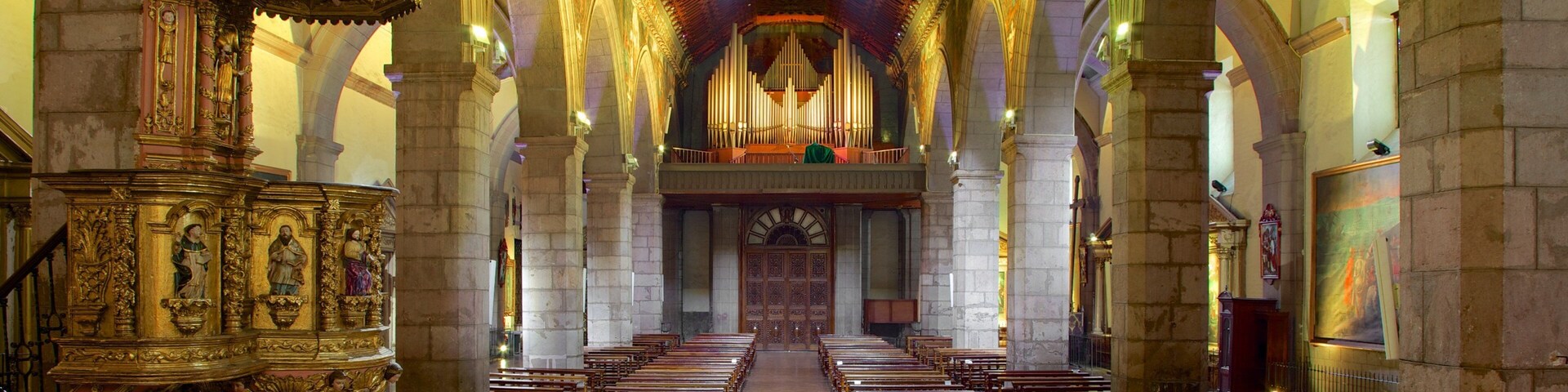 Catedral de Quito mostrando elementos religiosos, vistas de interior y una iglesia o catedral
