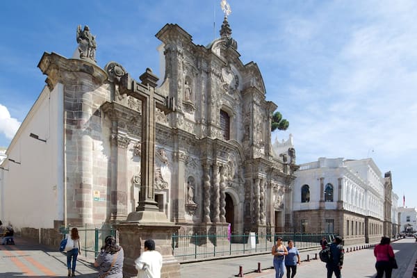 Iglesia La Compania de Jesus welches beinhaltet StraĂenszenen und Kirche oder Kathedrale sowie groĂe Menschengruppe