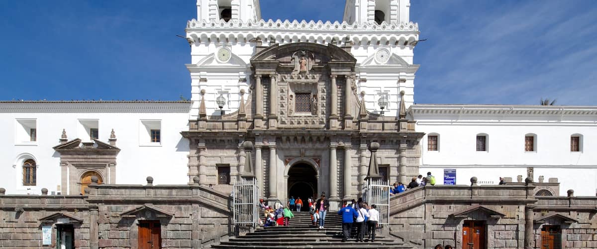 Iglesia de San Francisco mostrando escenas urbanas y una iglesia o catedral