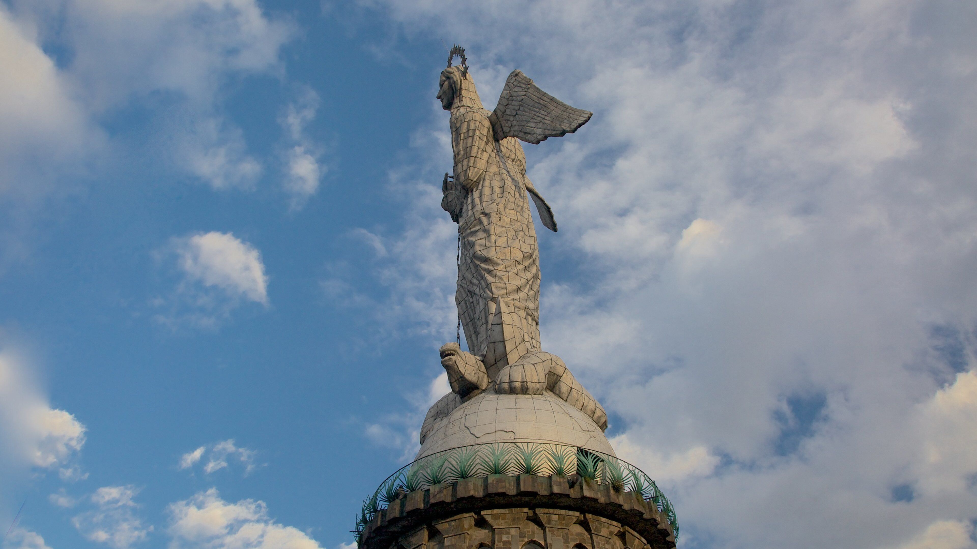 El Panecillo montrant monument et statue ou sculpture