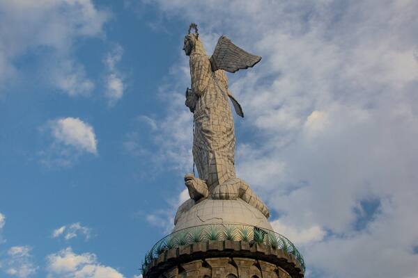 El Panecillo das einen Statue oder Skulptur und Monument