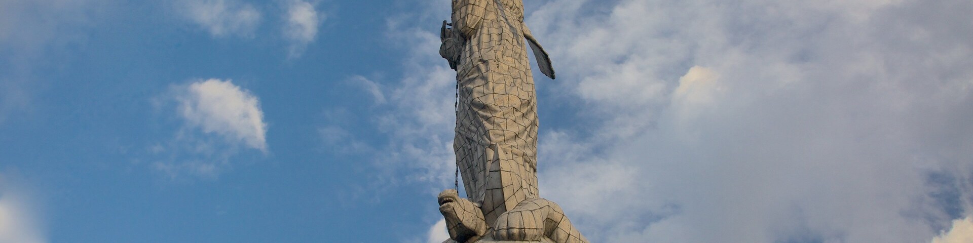 El Panecillo que incluye una estatua o escultura y un monumento