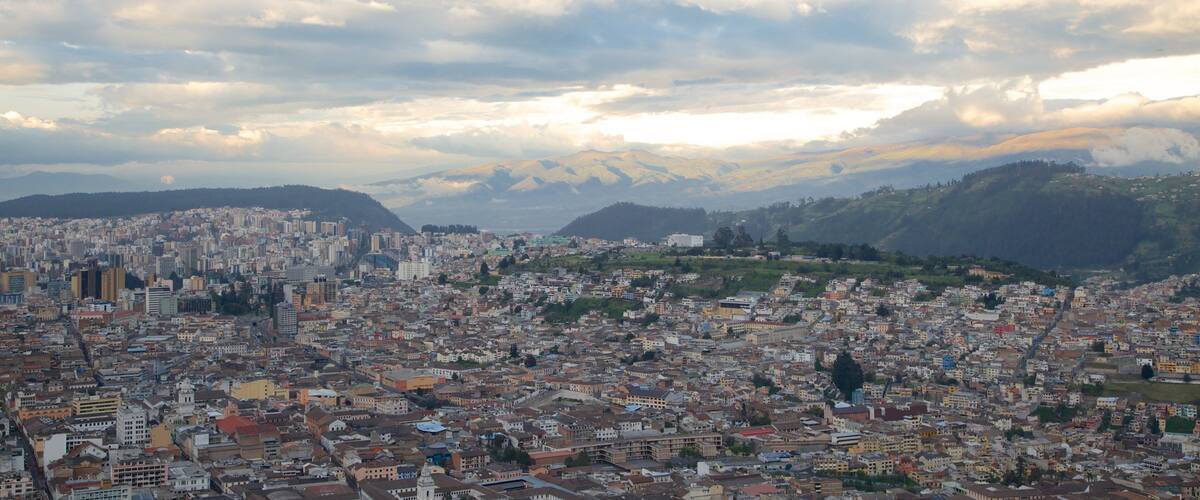 El Panecillo mostrando città
