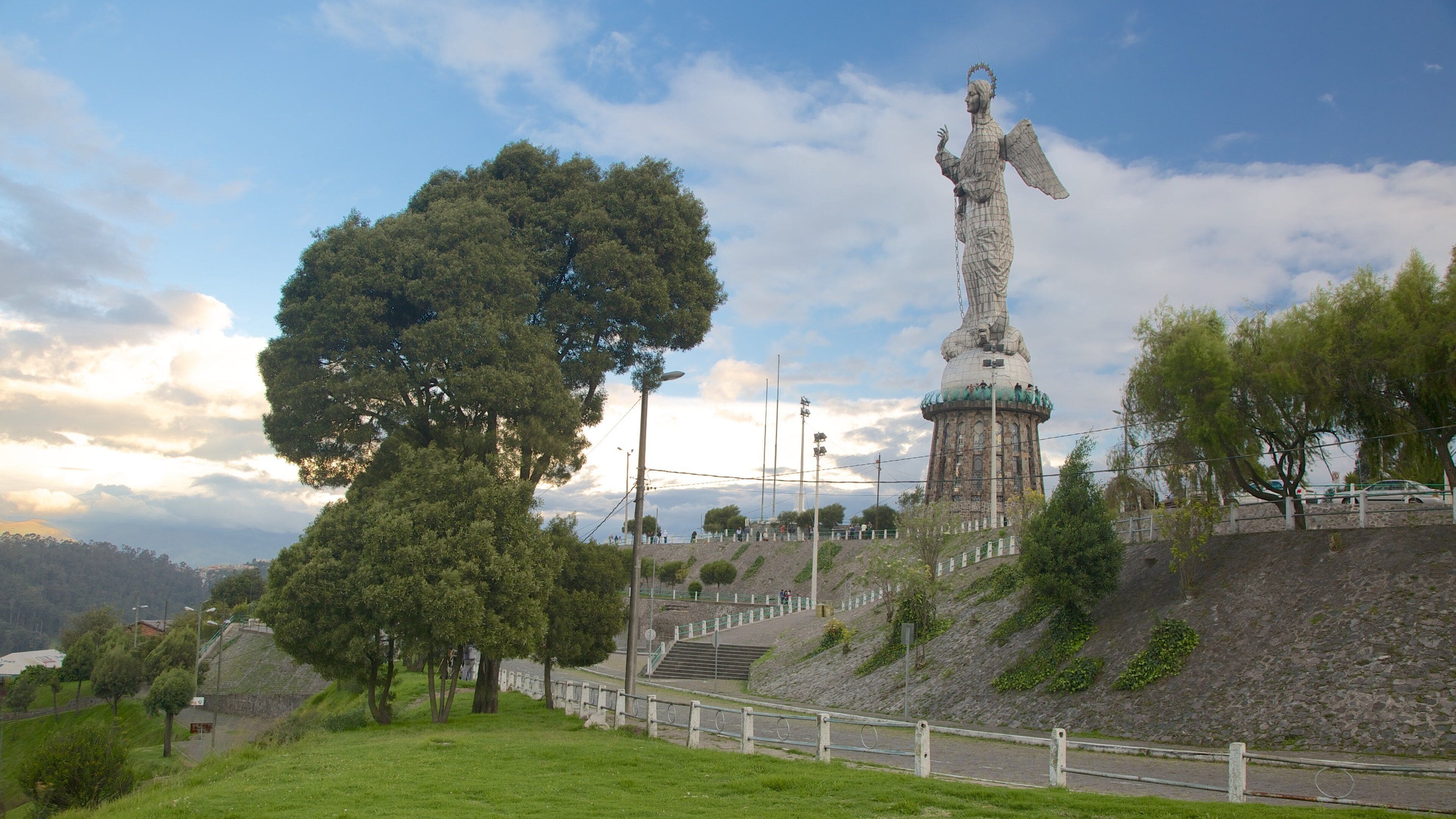 El Panecillo showing a statue or sculpture, a garden and a monument