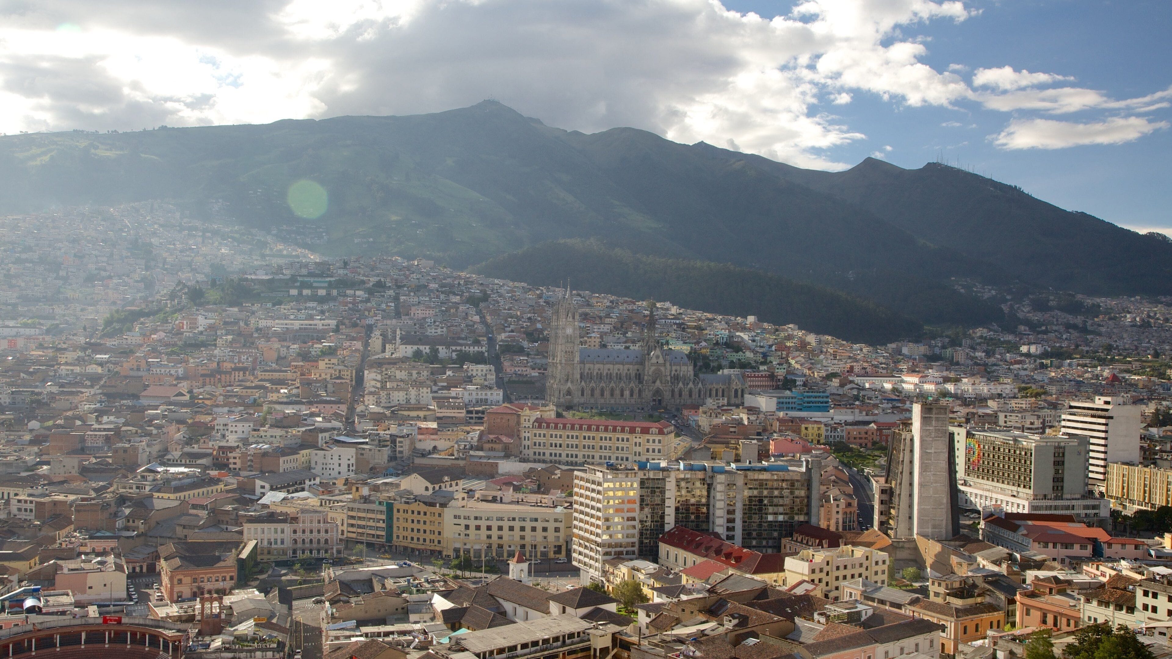 Itchimbia Park showing a city