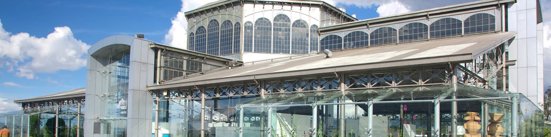 Itchimbia Park which includes modern architecture, street scenes and a square or plaza