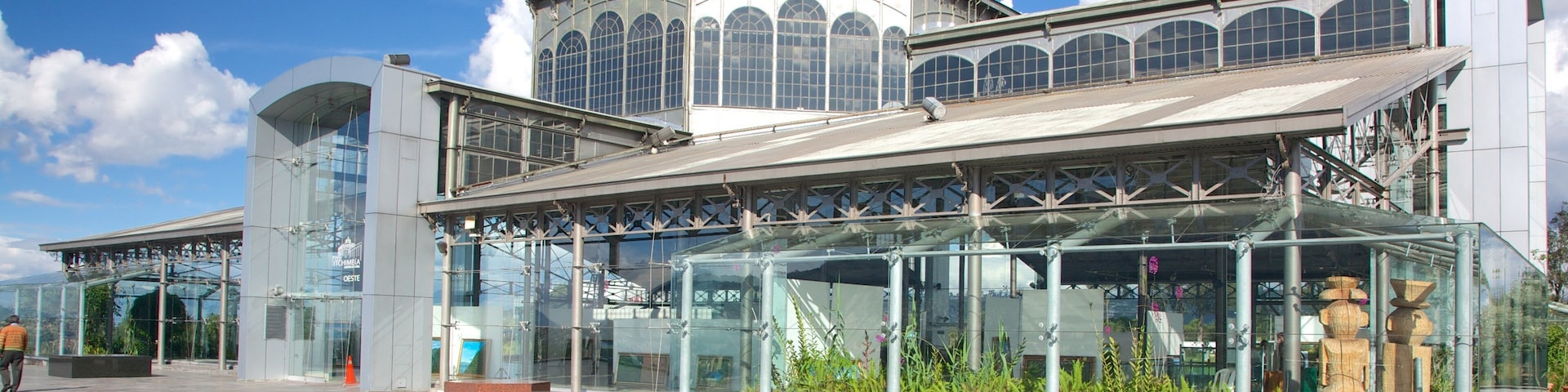 Parque Itchimbia mostrando uma praça ou plaza, arquitetura moderna e cenas de rua