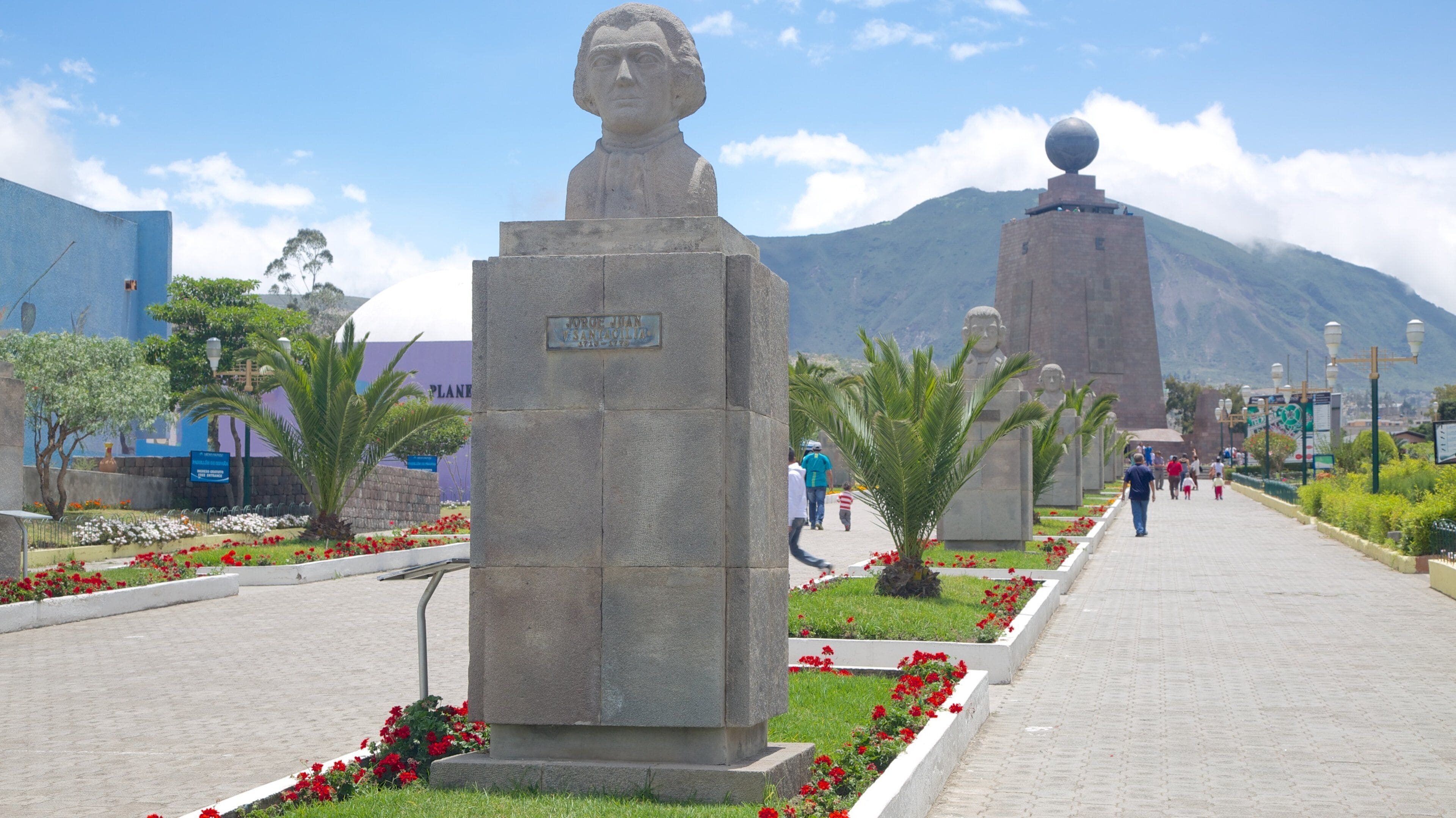 Monument Mitad del Mundo qui includes jardin et monument