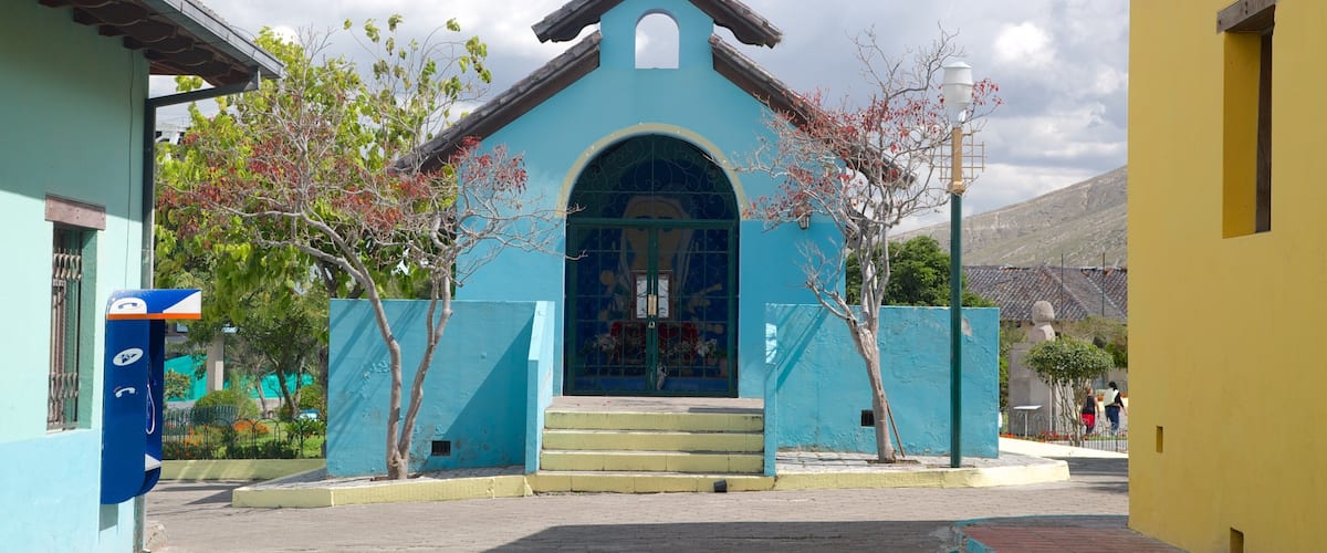 Monument Mitad del Mundo mettant en vedette maison et scĂšnes de rue