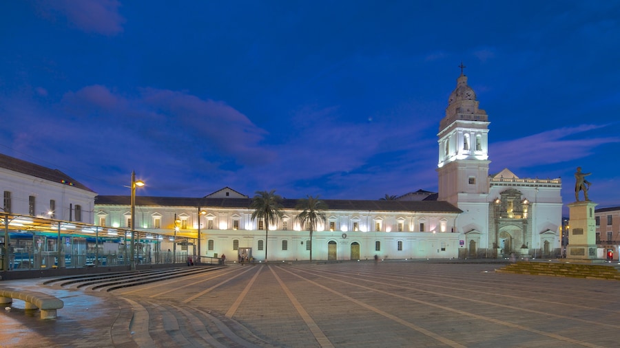 Iglesia de Santo Domingo toont nachtleven en een plein