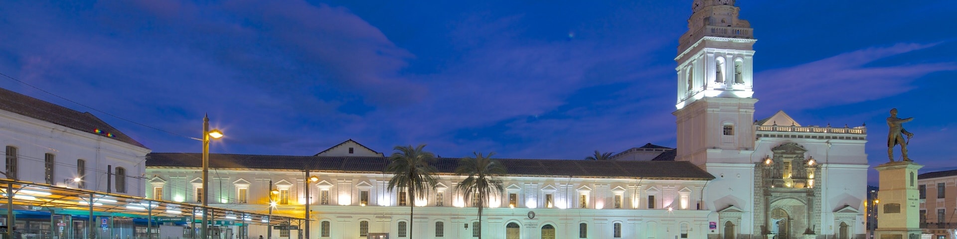 Igreja Santo Domingo caracterizando uma praça ou plaza e cenas noturnas