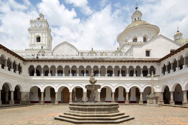 Iglesia de la Merced welches beinhaltet Platz oder Plaza und Kirche oder Kathedrale