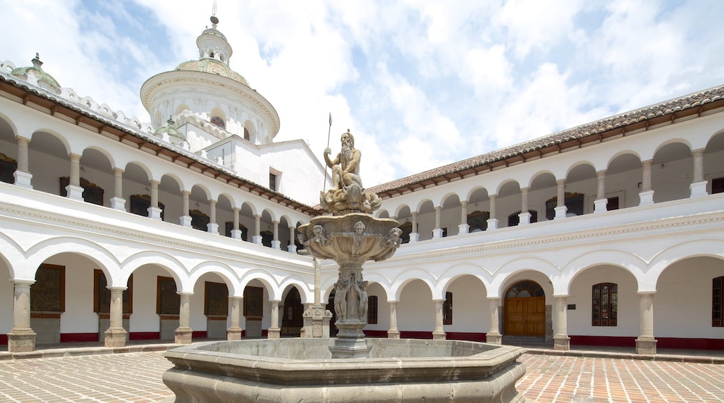 Iglesia de la Merced bevat een standbeeld of beeldhouwwerk, een plein en een fontein