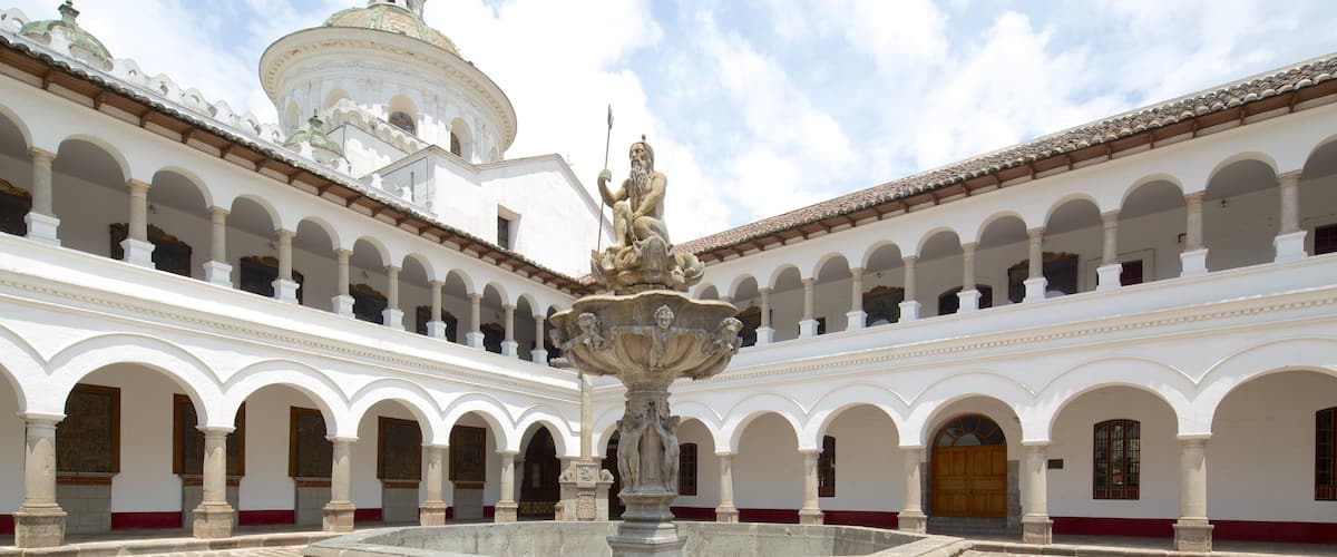 Iglesia de La Merced que incluye una fuente, una estatua o escultura y un parque o plaza