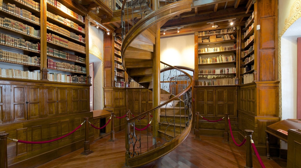 Iglesia de La Merced que incluye una iglesia o catedral, vistas interiores y elementos religiosos