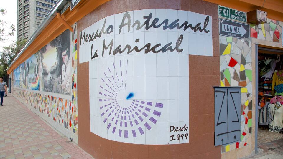La Mariscal Craft Market showing outdoor art and street scenes