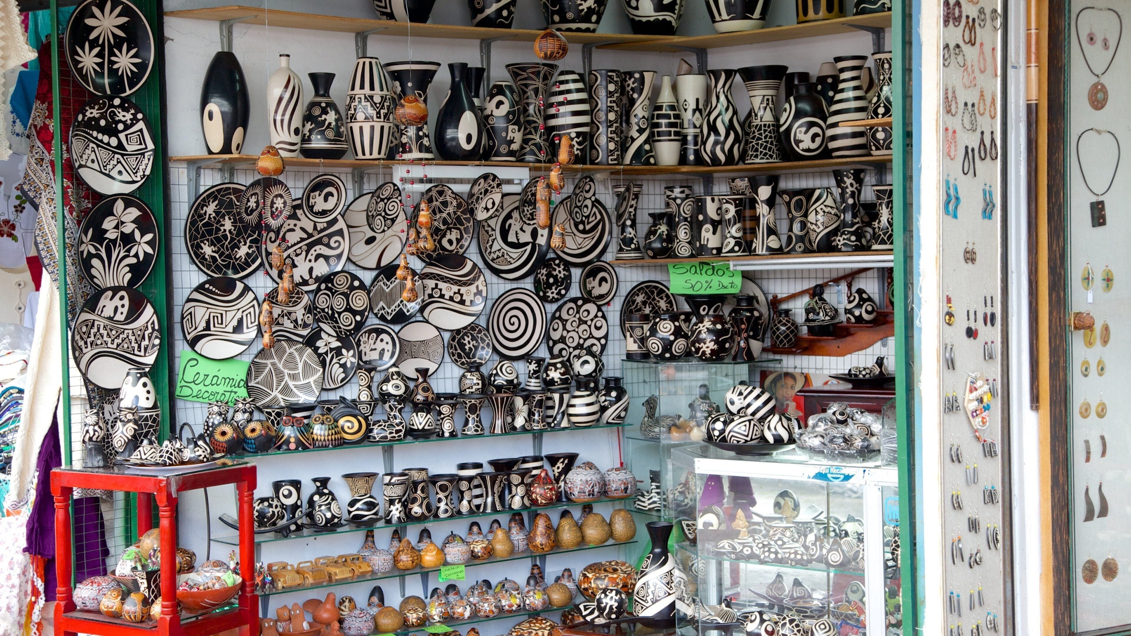 La Mariscal Craft Market showing interior views, shopping and markets