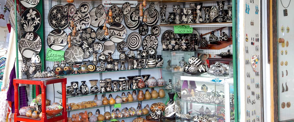 Mercado artesanal de La Mariscal que incluye compras, mercados y vistas de interior