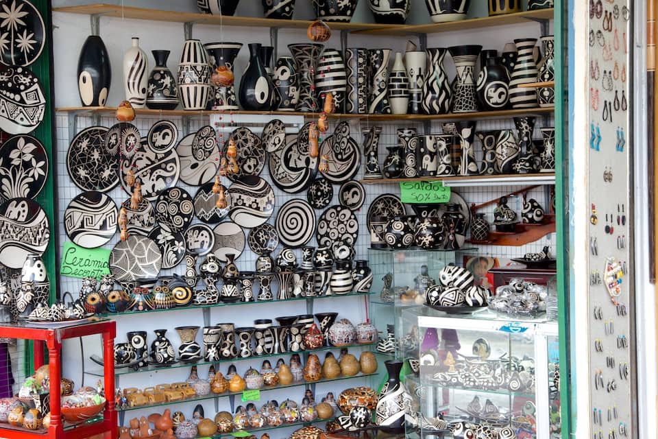 Uma loja com diversos artigos de cerâmica e decoração em preto e branco à mostra.