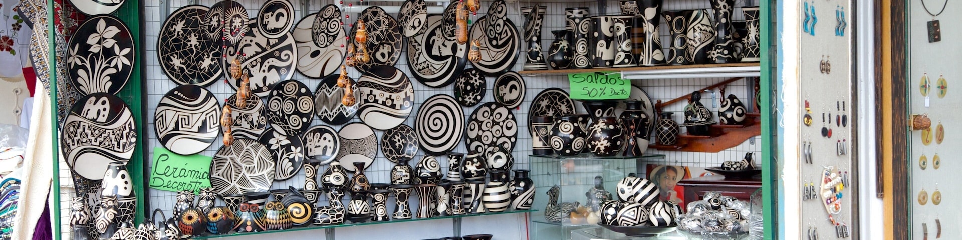 La Mariscal 手工藝品市集 其中包括 購物, 內部景觀 和 市場