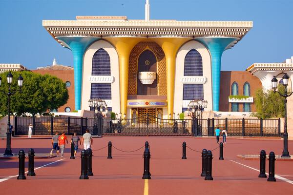 Muscat showing a square or plaza and modern architecture