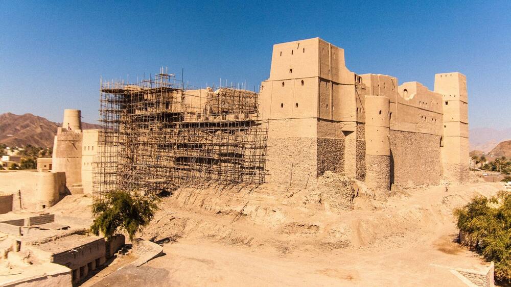 The last #journey of my old Jeep was also one of the most interesting, ranging in-country as far as #Bahla, #Oman 🇴🇲. Sadly, the old #fort there was still under #renovation when I was there in January 2011.
#TroveOnTuesday
#LifeAtExpedia