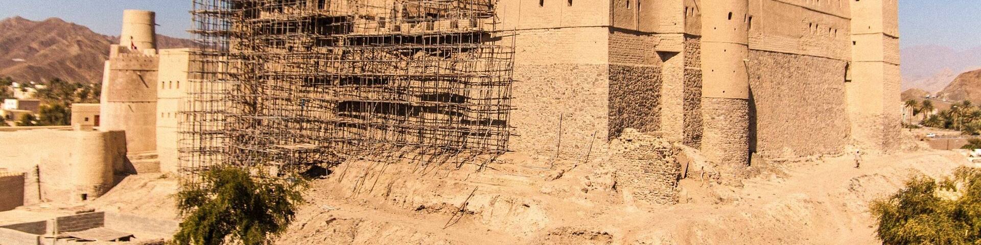 The last #journey of my old Jeep was also one of the most interesting, ranging in-country as far as #Bahla, #Oman 🇴🇲. Sadly, the old #fort there was still under #renovation when I was there in January 2011.
#TroveOnTuesday
#LifeAtExpedia