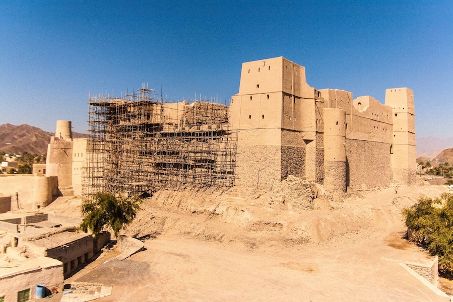 The last #journey of my old Jeep was also one of the most interesting, ranging in-country as far as #Bahla, #Oman 🇴🇲. Sadly, the old #fort there was still under #renovation when I was there in January 2011.
#TroveOnTuesday
#LifeAtExpedia