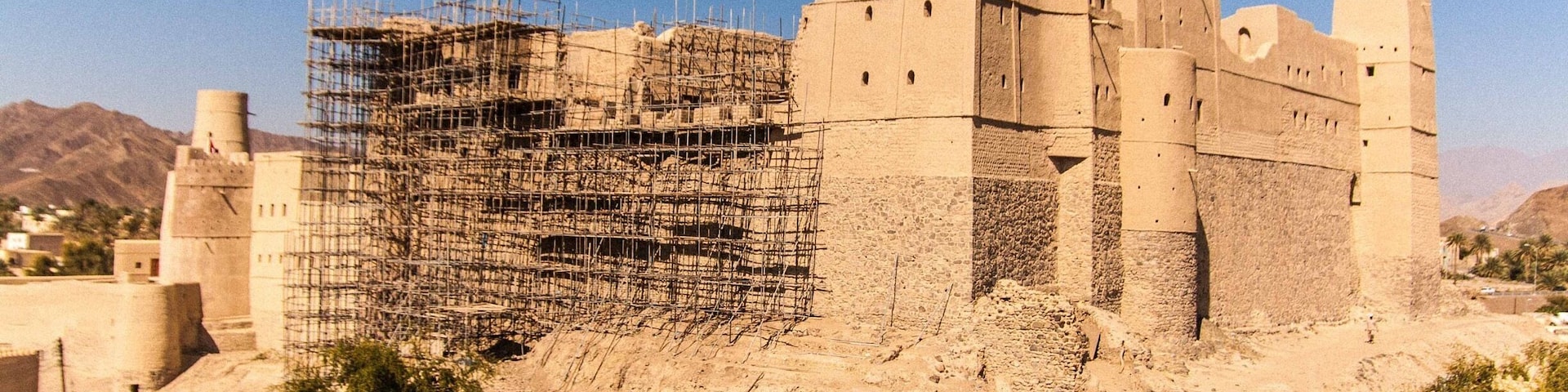 The last #journey of my old Jeep was also one of the most interesting, ranging in-country as far as #Bahla, #Oman 🇴🇲. Sadly, the old #fort there was still under #renovation when I was there in January 2011.
#TroveOnTuesday
#LifeAtExpedia