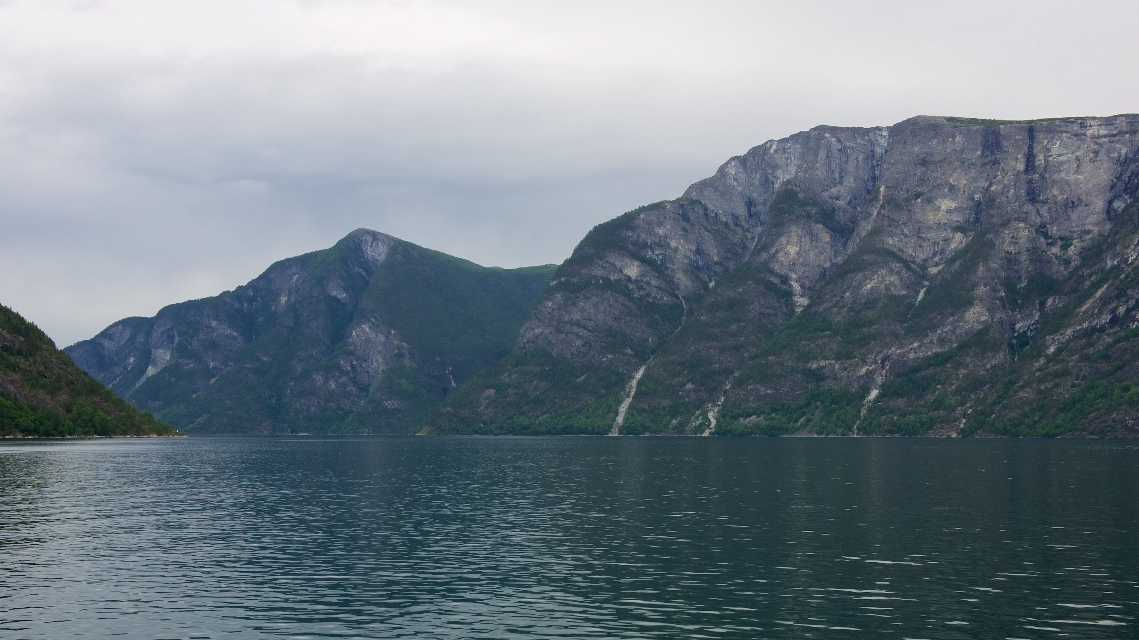 ネーロイフィヨルド どの含み 湖あるいは泉 と 山々