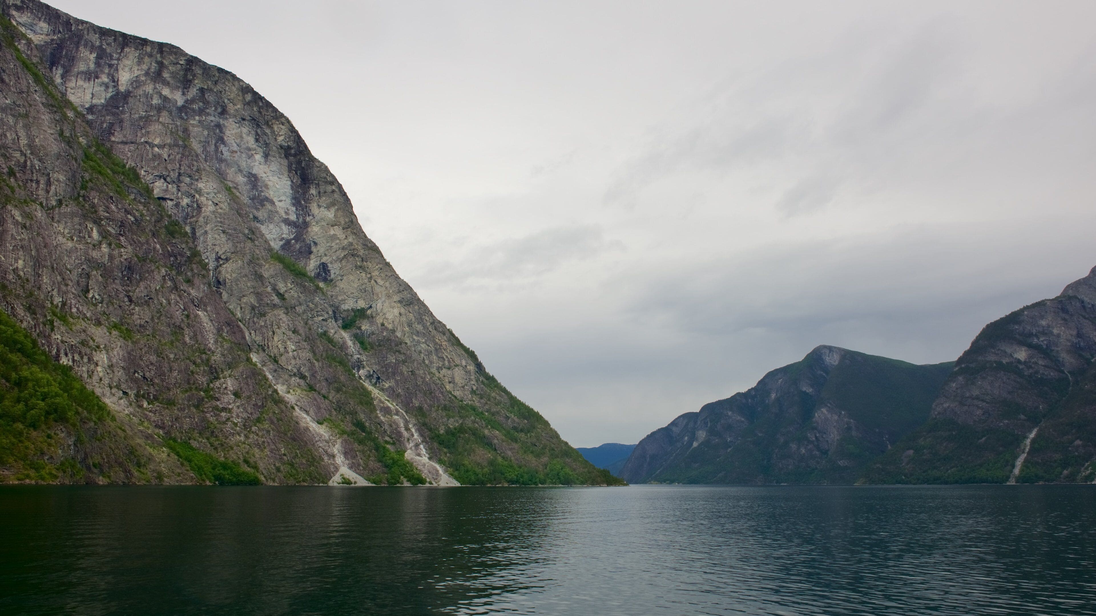 Naeroyfjord que incluye montañas y un lago o abrevadero