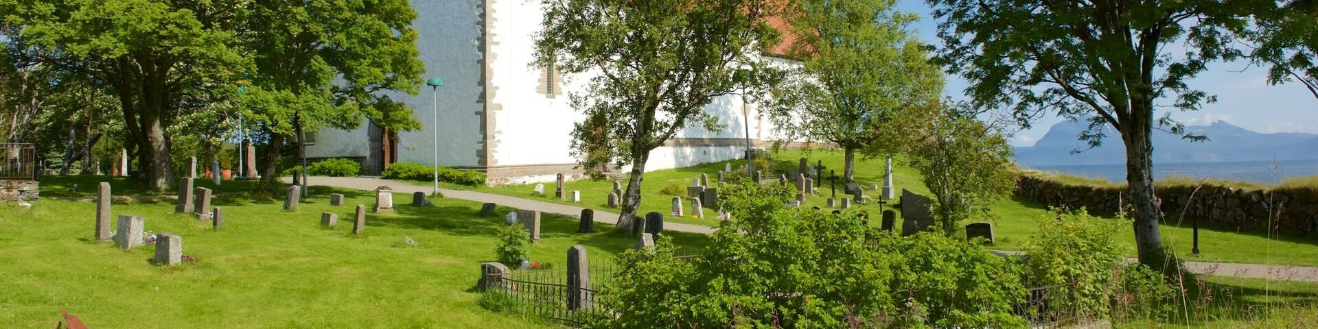 Trondenes kyrka presenterar en kyrkogÄrd och en kyrka eller katedral