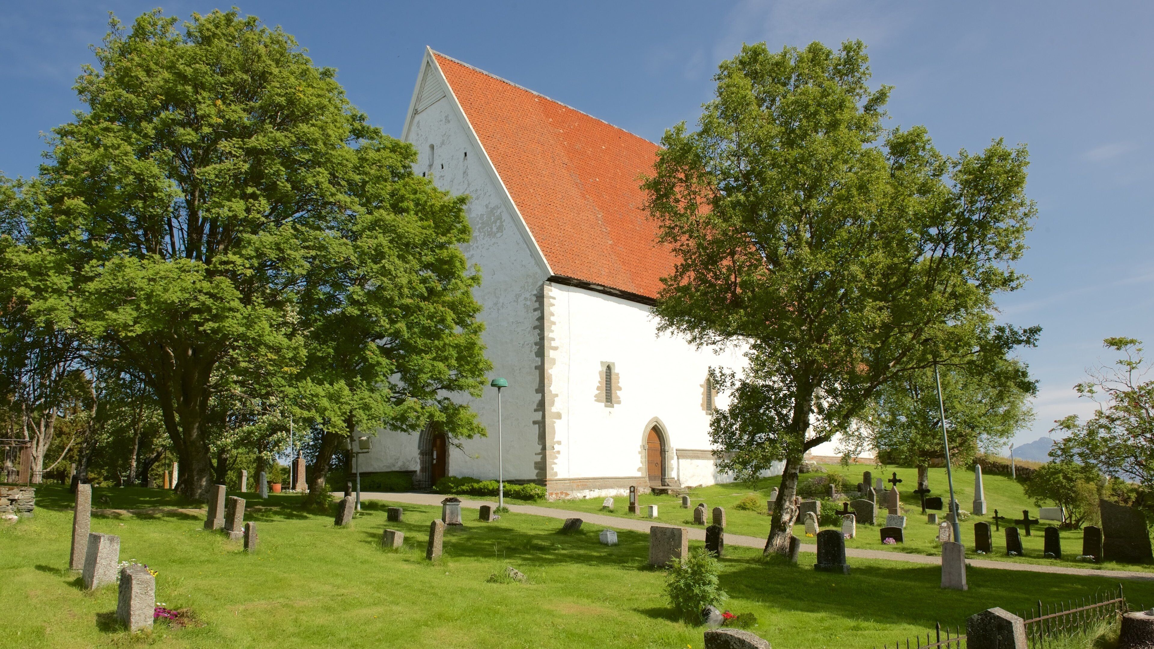 Trondenes Church inclusief een kerk of kathedraal en een begraafplaats