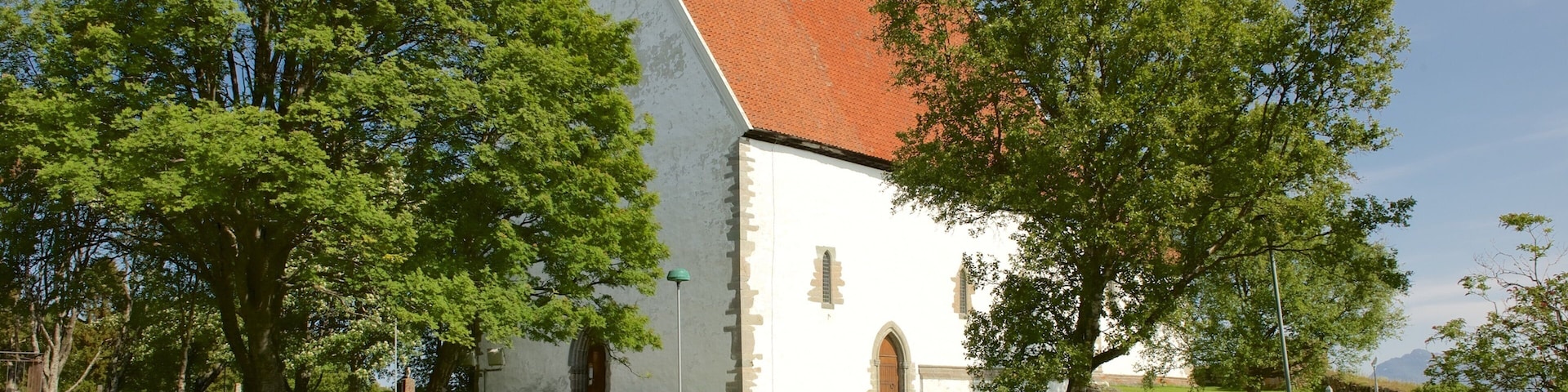Iglesia de Trondenes mostrando una iglesia o catedral y un cementerio
