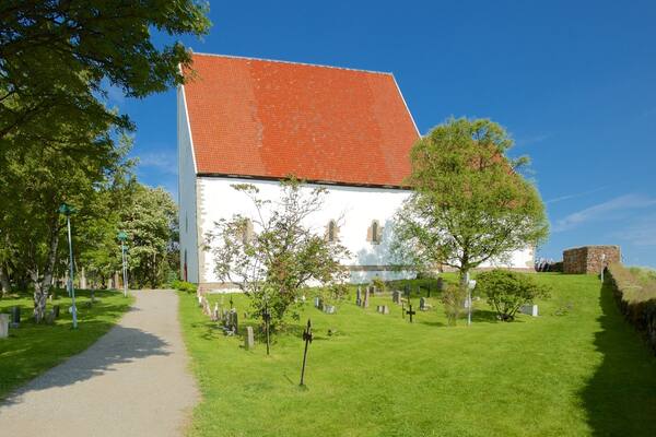 Eglise de Trondenes montrant cimetiÚre et église ou cathédrale