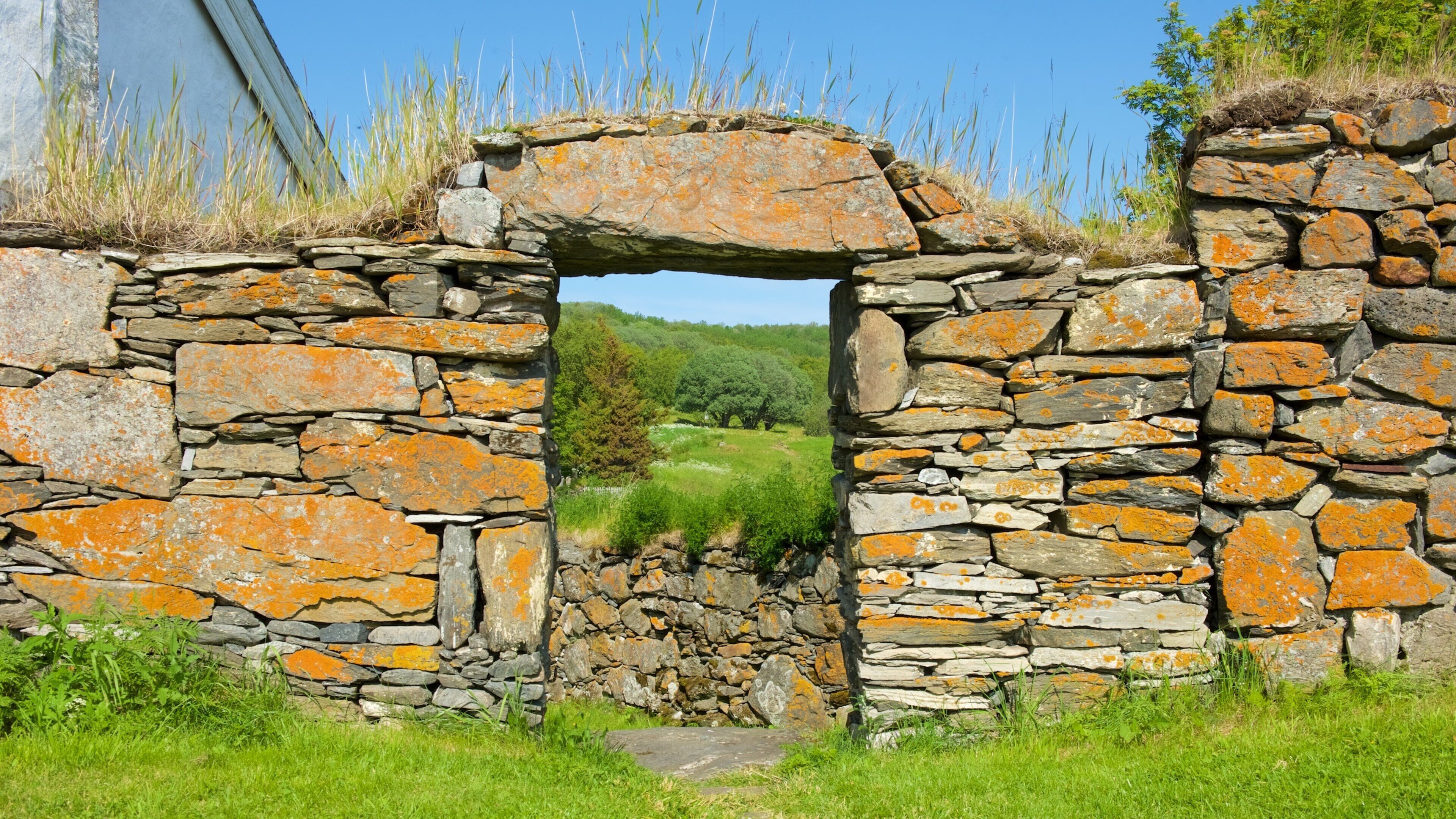 Trondenes Church bevat historisch erfgoed en een ruïne