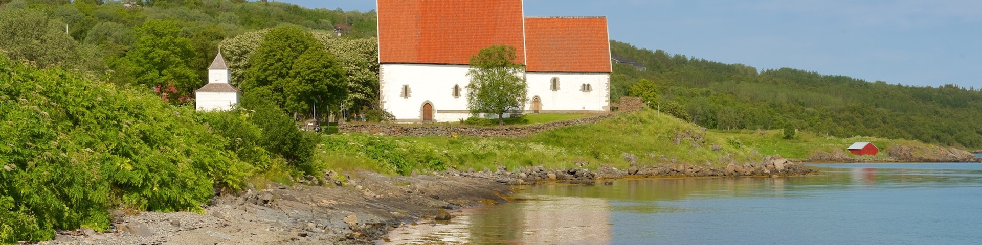 Igreja Trondenes caracterizando litoral rochoso e uma igreja ou catedral