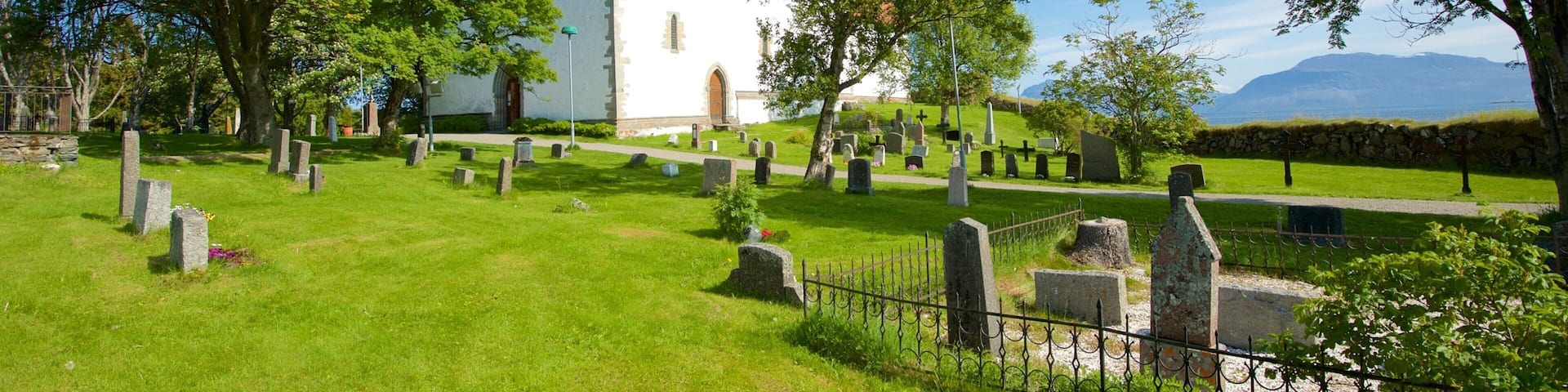 Eglise de Trondenes montrant église ou cathédrale et cimetiÚre