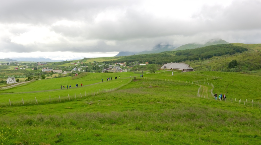 Lofotr vikingmuseum som viser liten by eller landsby og åkre