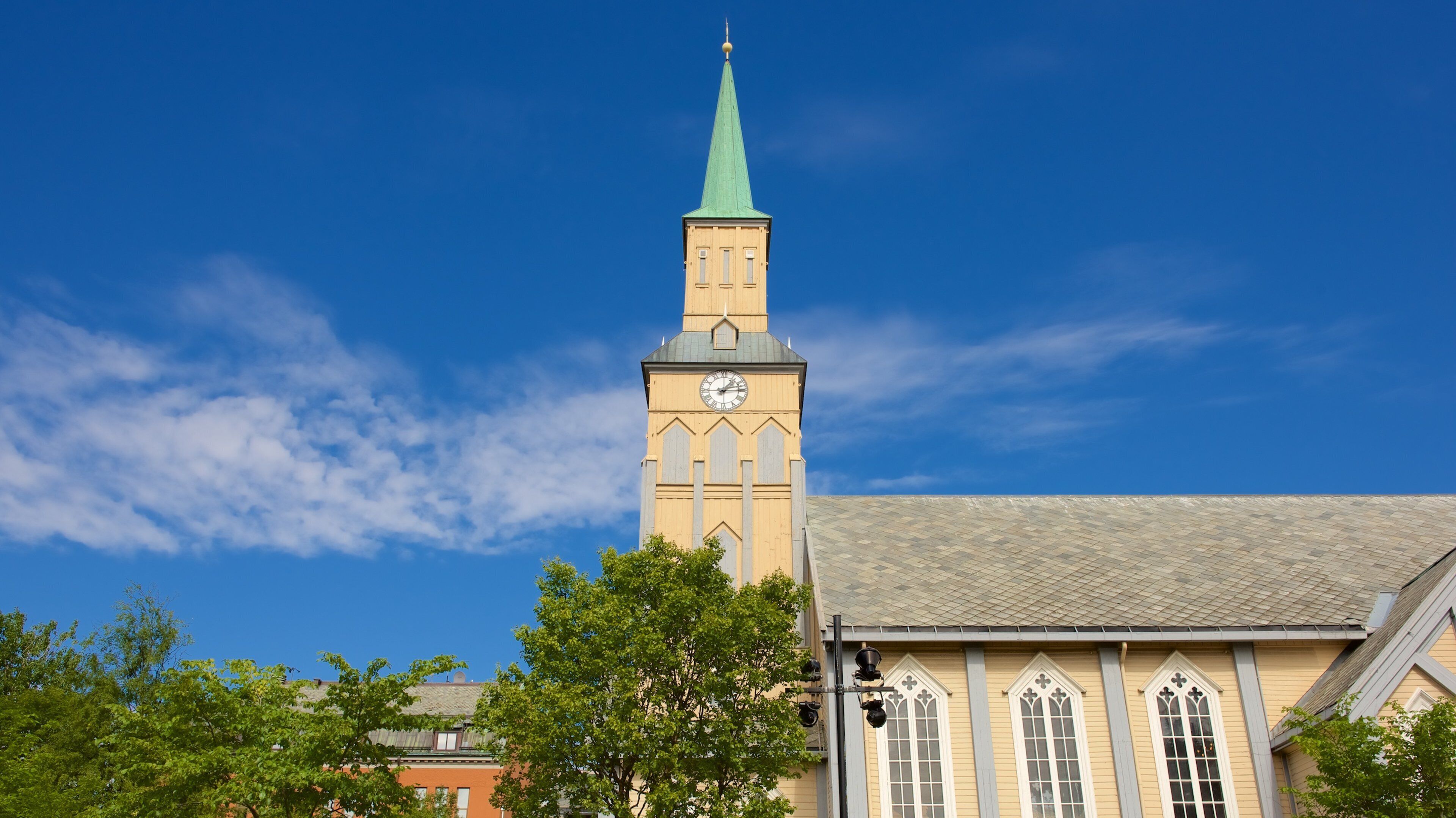 Tromso Domkirke que incluye una iglesia o catedral