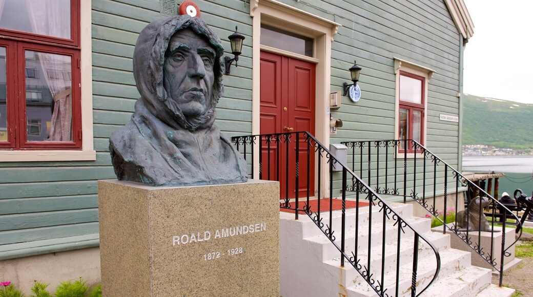 Polar Museum showing a statue or sculpture