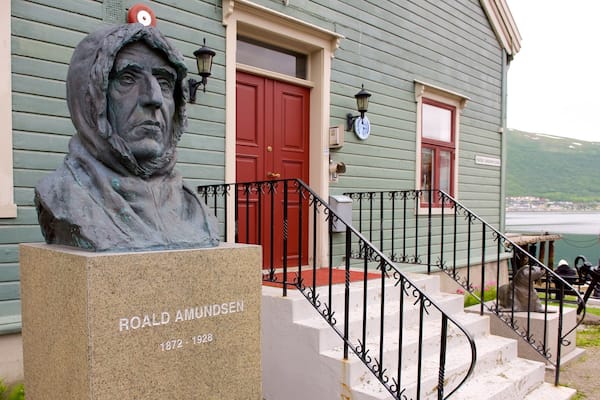 Musée polaire montrant statue ou sculpture