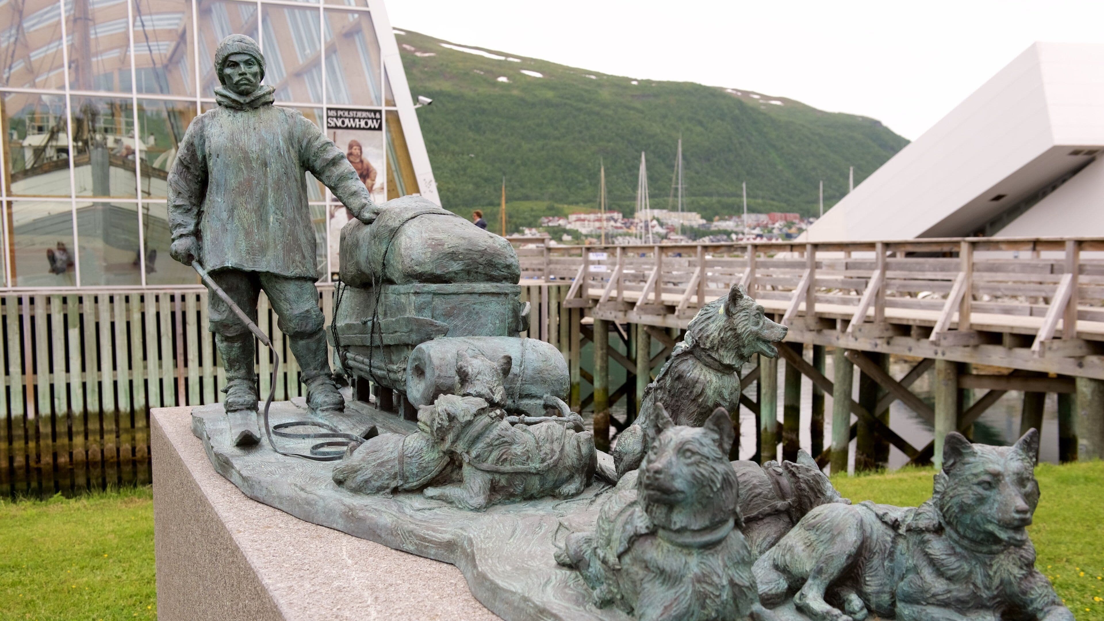 Polaria which includes a statue or sculpture